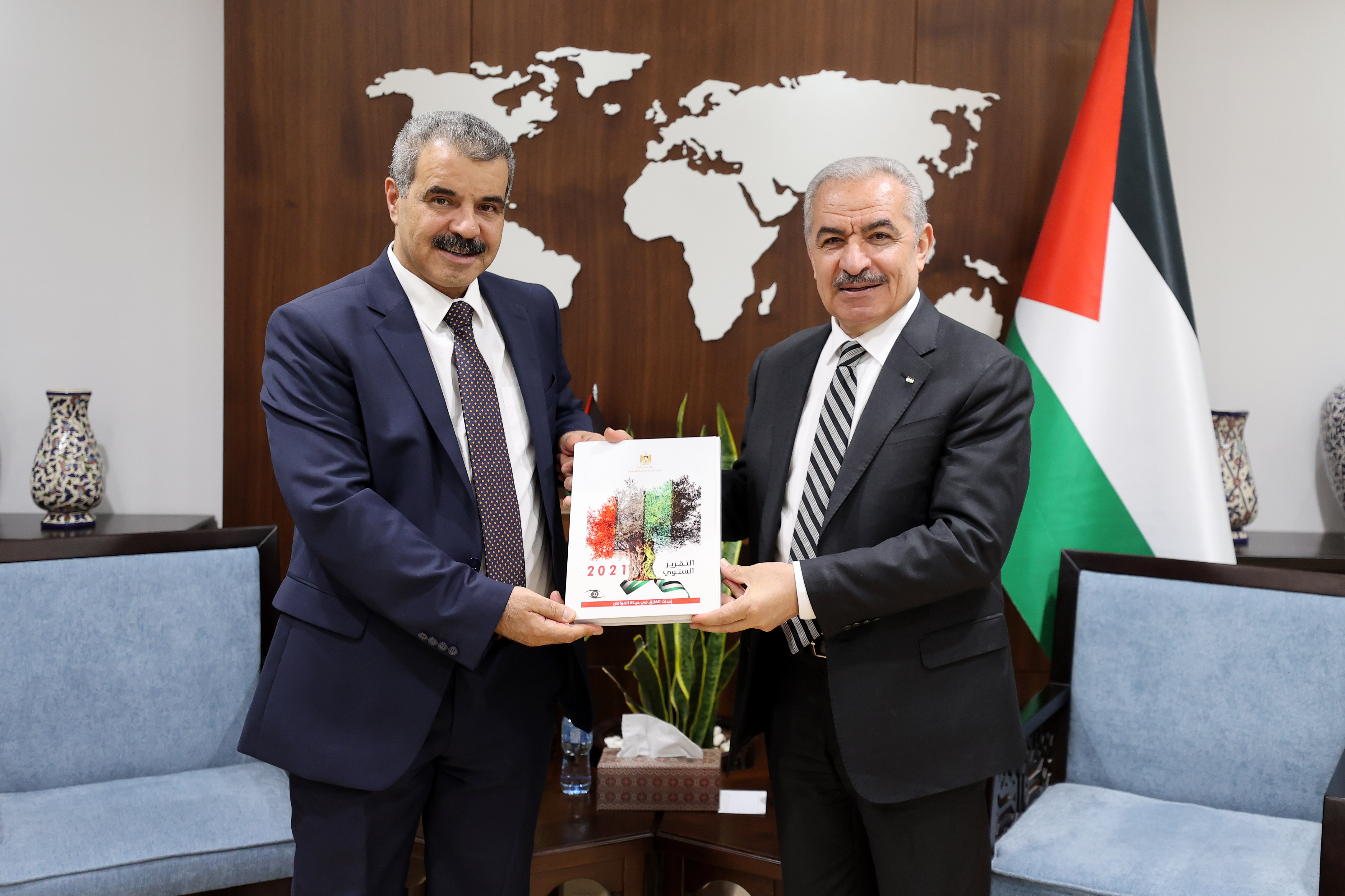 اشتية يتسلم التقرير السنوي لديوان الرقابة المالية والإدارية للعام 2021.